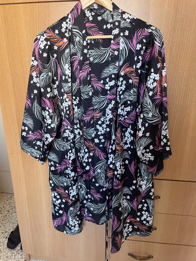Quimono com motivos florais — pre-loved on Thrifted.mt