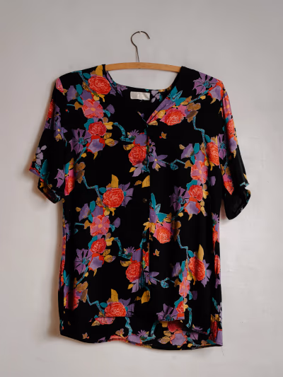 VINTAGE Black floral button-down shirt — pre-loved on Thrifted.mt