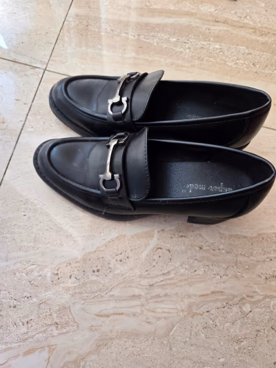 Sapatos pretos de salto bloco — pre-loved on Thrifted.mt