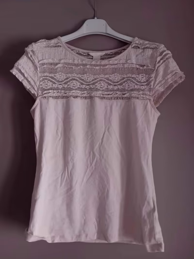 Pink lace detail t-shirt by H&M — pre-loved on Thrifted.mt