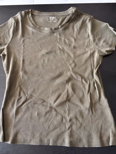 Ribbed khaki short sleeve tee by Zuiki — pre-loved on Thrifted.mt