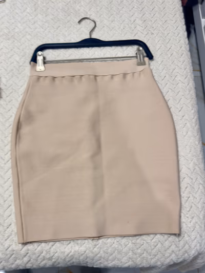 Beige bodycon mini skirt — pre-loved on Thrifted.mt