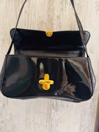 Bolso de charol negro by Local — pre-loved on Thrifted.mt