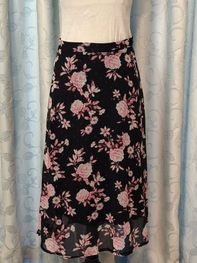 Falda Kiabi negra y rosa con estampado floral estilo Y2K — pre-loved on Thrifted.mt
