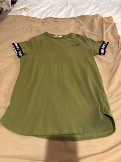 Olive casual t-shirt — pre-loved on Thrifted.mt