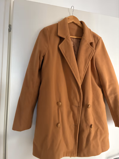 Camel double breasted coat — pre-loved on Thrifted.mt