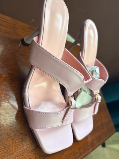 Mules de salto alto rosa claro — pre-loved on Thrifted.mt