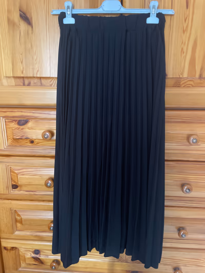Black Pleated Maxi Skirt — pre-loved on Thrifted.mt