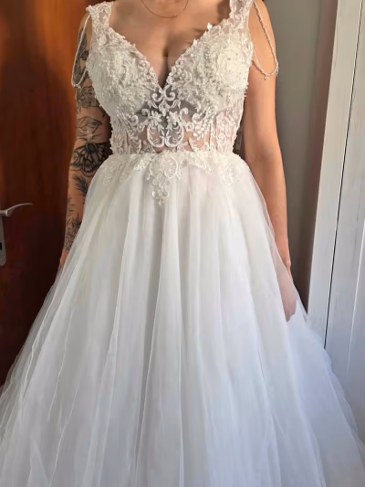 Elegant Lace Tulle Wedding Dress — pre-loved on Thrifted.mt