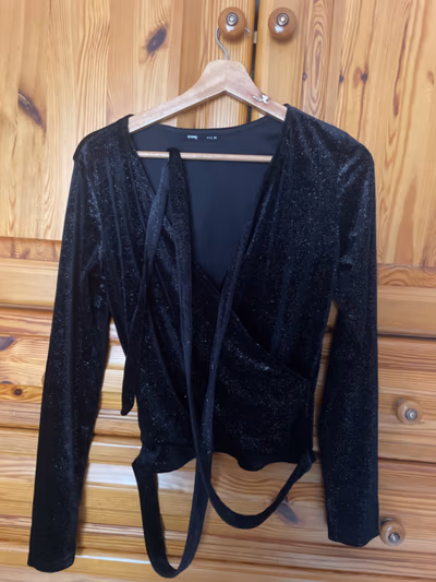 Black Sparkly Wrap Front Top by Sinsay — pre-loved on Thrifted.mt