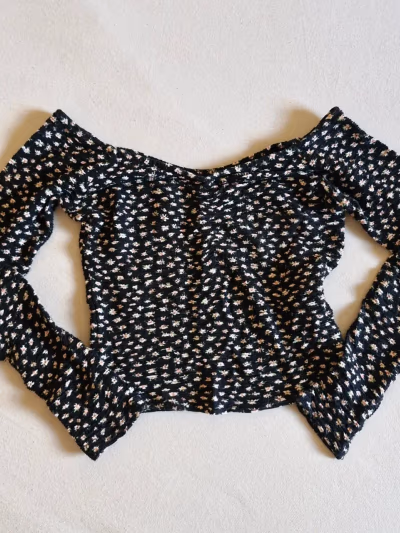 Top negro con estampado floral y hombros descubiertos. — pre-loved on Thrifted.mt