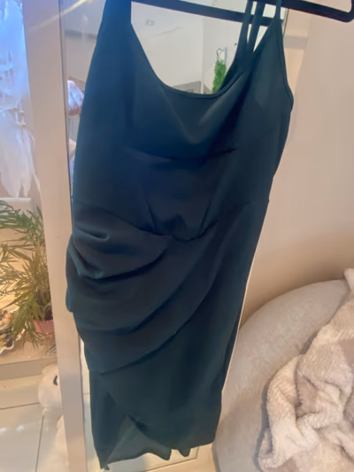 Vestido curto verde esmeralda com drapeados — pre-loved on Thrifted.mt