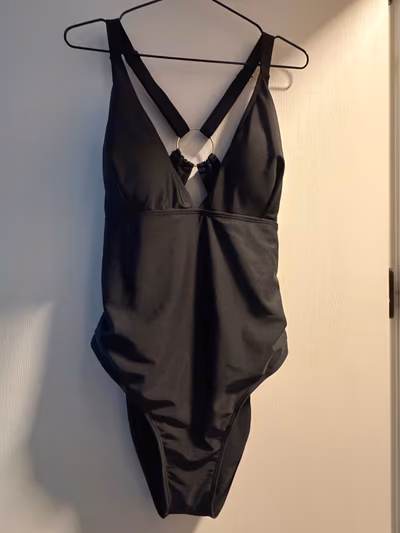 Black plus size backless swim suit — pre-loved on Thrifted.mt