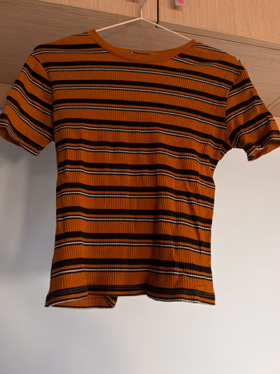 Camiseta naranja a rayas con canalé by Zara Trafaluc — pre-loved on Thrifted.mt