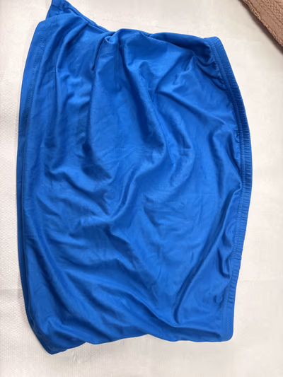 Minissaia franzida azul vibrante by Emery Rose — pre-loved on Thrifted.mt