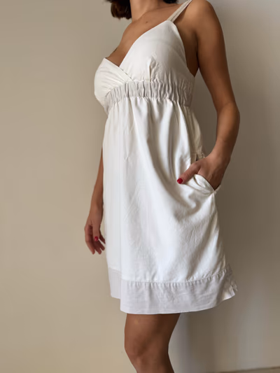 White sleeveless mini summer dress — pre-loved on Thrifted.mt