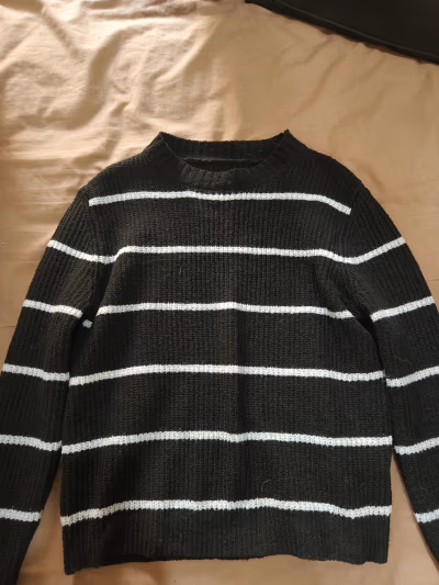 Black and white striped jumper — pre-loved on Thrifted.mt