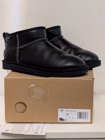 Botas Ugg Classic Ultra Mini by UGG — pre-loved on Thrifted.mt