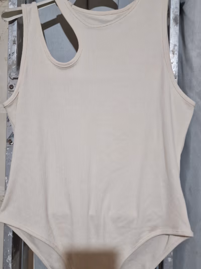Body a coste color crema by SHEIN — pre-loved on Thrifted.mt