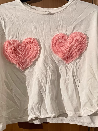 White tee with pink hearts by ONLY — pre-loved on Thrifted.mt
