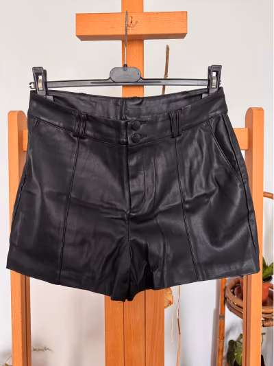 Pantalones cortos Kiabi de piel sintética negra by Kiabi — pre-loved on Thrifted.mt