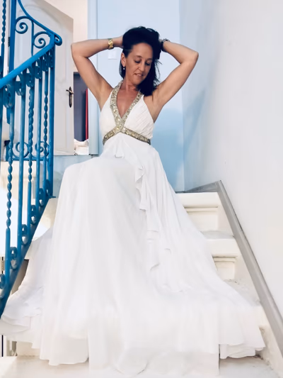 Vestido maxi branco elegante com detalhes decorativos by Festamo — pre-loved on Thrifted.mt
