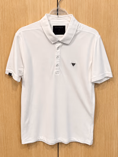 Camisa polo branca clássica da Guess by Guess — pre-loved on Thrifted.mt