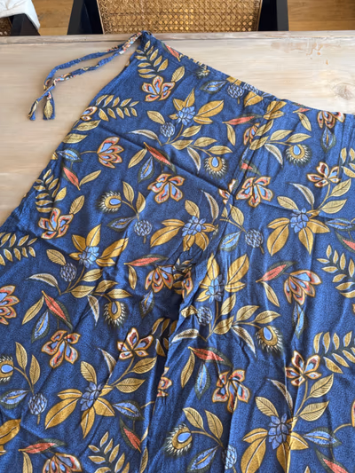 Pantalones con estampado floral y cierre de lazo by Genesis — pre-loved on Thrifted.mt