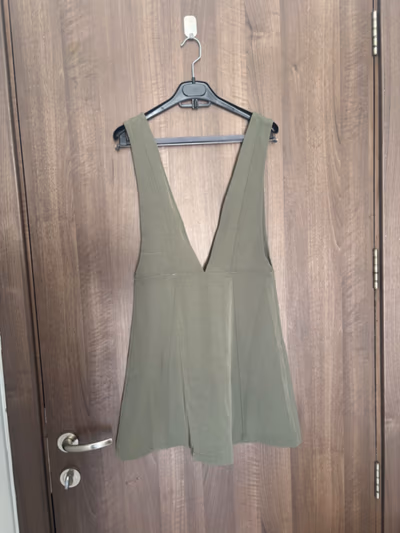 Vestido peto caqui con escote en V y botones — pre-loved on Thrifted.mt