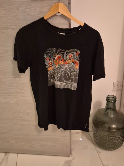 O'Neill black floral t-shirt by O'Neill — pre-loved on Thrifted.mt