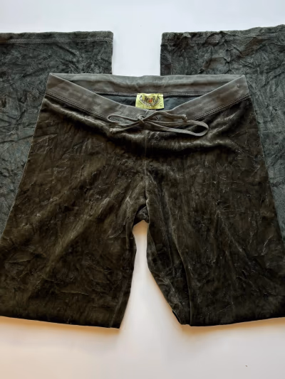 Pantalones verdes Juicy Couture Y2K by Juicy Couture — pre-loved on Thrifted.mt