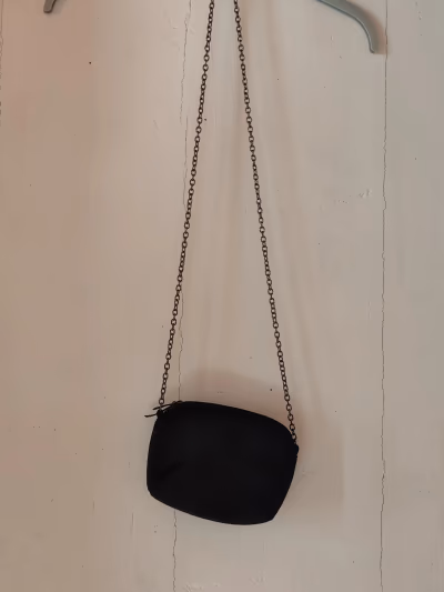 Minimalist black chain crossbody bag by Primark — pre-loved on Thrifted.mt