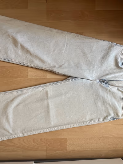 Light wash wide leg jeans by H&M — pre-loved on Thrifted.mt
