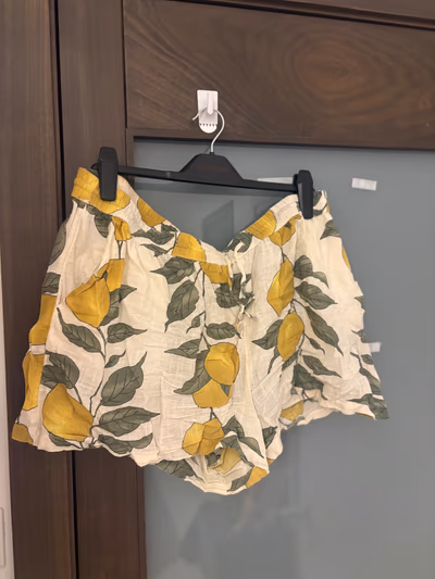 Pantalones cortos de verano con estampado de limones by Kiabi — pre-loved on Thrifted.mt