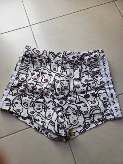 Pantalones cortos Adidas con estampado gráfico by Adidas — pre-loved on Thrifted.mt