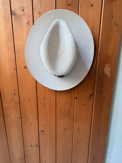 Elegante sombrero fedora de paja tejida — pre-loved on Thrifted.mt