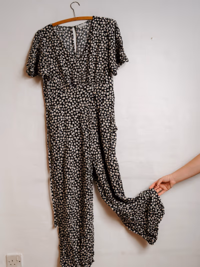 Black Daisy Print Jumpsuit — pre-loved on Thrifted.mt