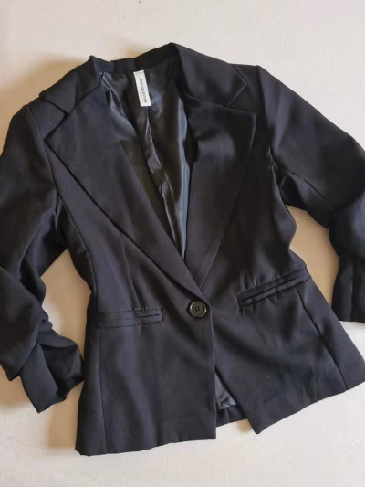 Chaqueta tipo blazer negra a medida by New Collection — pre-loved on Thrifted.mt