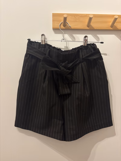 Black pinstripe belted shorts by Jennyfer — pre-loved on Thrifted.mt