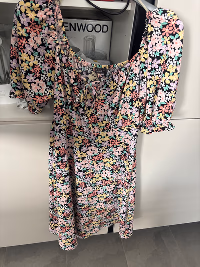 Vestido de té con mangas abullonadas y estampado floral by Papaya — pre-loved on Thrifted.mt
