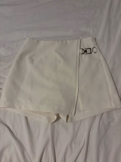 Falda-pantalón blanca con hebilla metálica by Bershka — pre-loved on Thrifted.mt