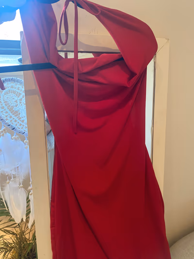 Minivestido rojo con cuello drapeado by SHEIN — pre-loved on Thrifted.mt