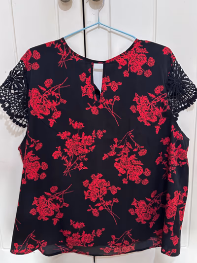 Floral Print Lace Sleeve Top by SHEIN — pre-loved on Thrifted.mt