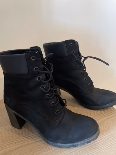 Botas de tacón negras de Timberland by Timberland — pre-loved on Thrifted.mt