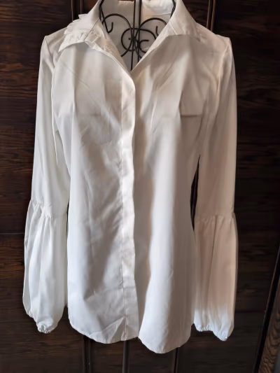 Blusa blanca con mangas abullonadas — pre-loved on Thrifted.mt