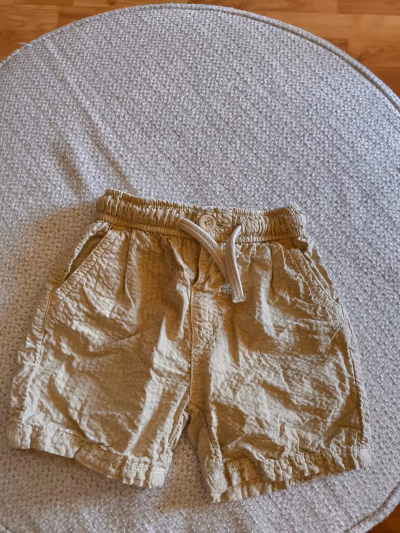 Beige textured toddler shorts by Zara — pre-loved on Thrifted.mt