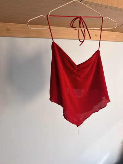 Top rosso con scollo all’americana e sciarpa — pre-loved on Thrifted.mt
