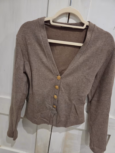 Cárdigan marrón abotonado de Zara by Zara — pre-loved on Thrifted.mt