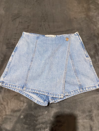 Pantalones cortos vaqueros de Stradivarius con lavado claro by Stradivarius — pre-loved on Thrifted.mt