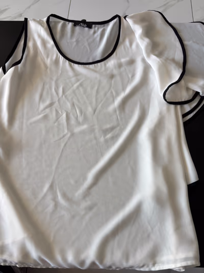 White sleeveless contrast trim top by Akè — pre-loved on Thrifted.mt